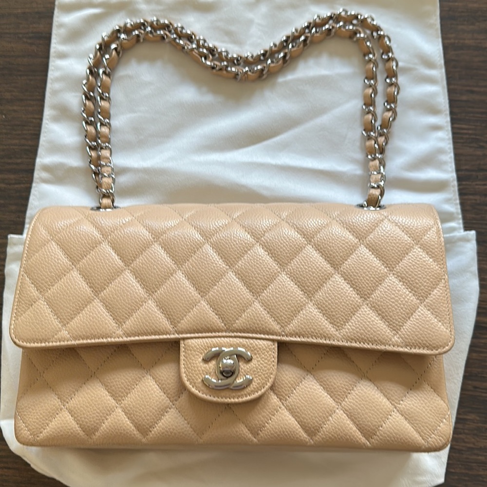 CHANEL Medium double flap